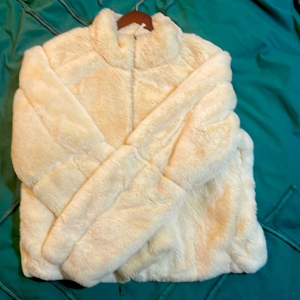 Patagonia Women’s Cream Lunar Frost Jacket size L. Insanely soft and chic!